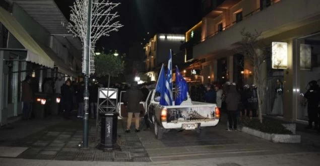 Πολιορκία στο γραφείο του Κόκκαλη από οργισμένους Έλληνες – «Δεν έγινες υπουργός για να προδώσεις την Μακεδονία και την χώρα» (εικόνες)